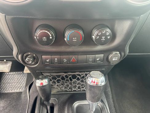 Used 2015 Jeep Wrangler Unlimited Rubicon w/ Connectivity Group AWD/4WD image 14