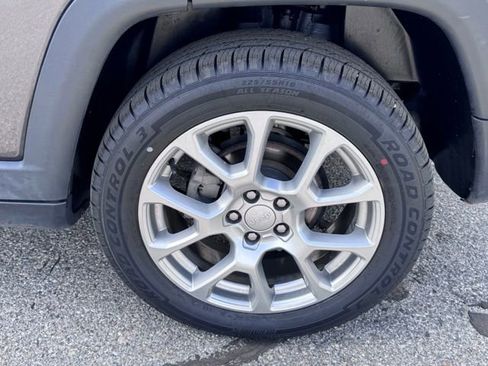 Used 2023 Jeep Compass Latitude AWD/4WD image 7
