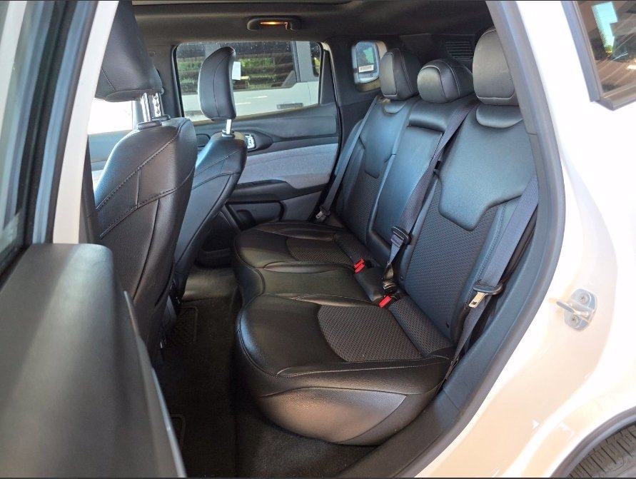 Used 2025 Jeep Compass Latitude w/ Sun & Sound Group AWD/4WD image 10