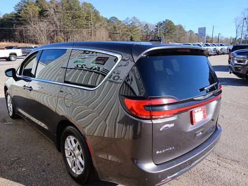 Used 2023 Chrysler Pacifica Touring-L image 6