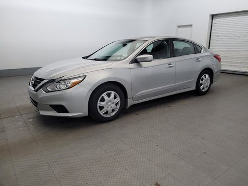 Used 2016 Nissan Altima 2.5 S w/ Power Driver Seat Package FWD image 2