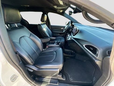 Used 2025 Chrysler Pacifica Select image 28