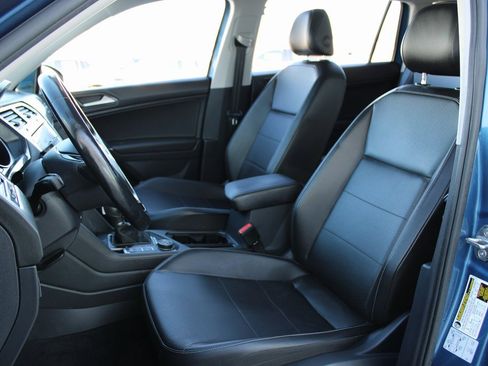 Used 2018 Volkswagen Tiguan SE w/ Panoramic Sunroof Package image 6