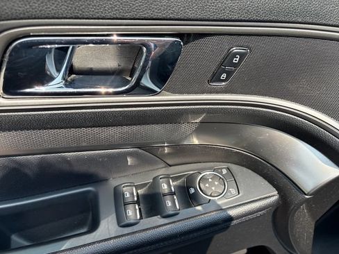 Used 2018 Ford Explorer XLT AWD/4WD image 17
