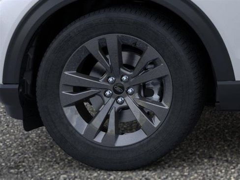 New 2024 Ford Explorer XLT w/ Equipment Group 202A image 19