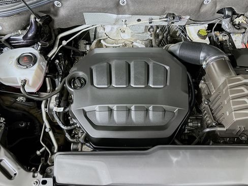 Used 2025 Volkswagen Atlas Cross Sport SE image 32