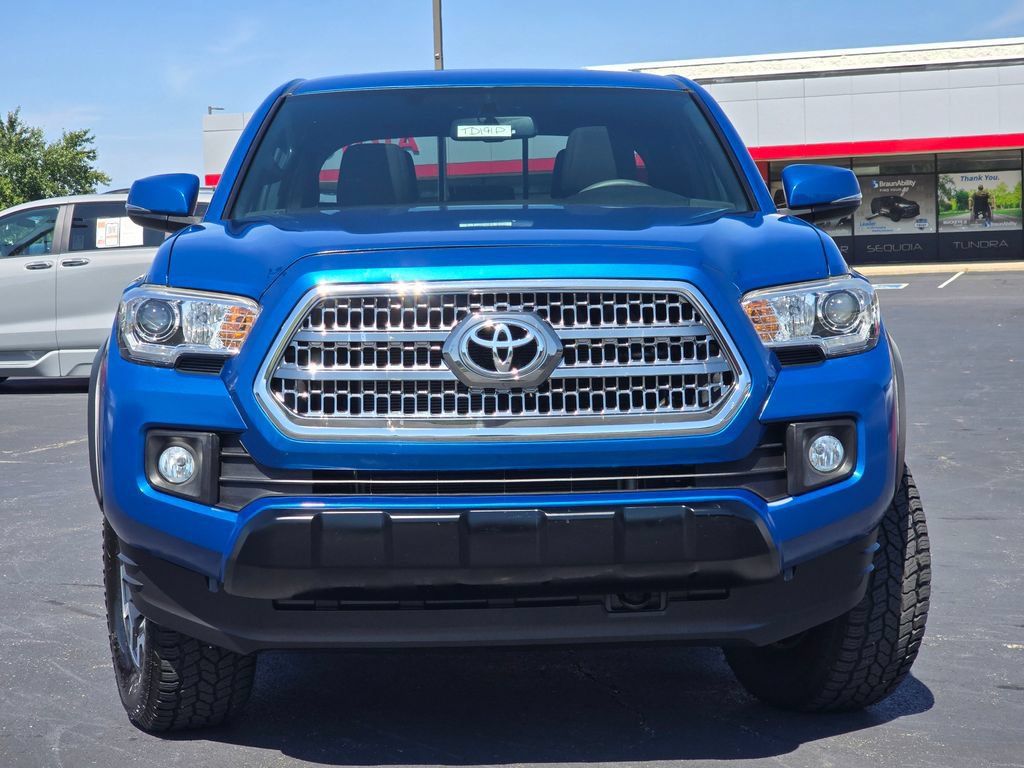 Used 2017 Toyota Tacoma TRD Off-Road AWD/4WD image 3