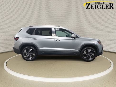 Used 2025 Volkswagen Taos SE AWD/4WD image 4