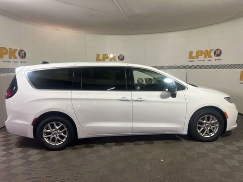 Used 2024 Chrysler Pacifica Touring-L FWD image 6