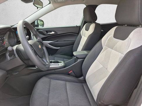 Used 2024 Chevrolet Trax LS w/ LS Convenience Package FWD image 11