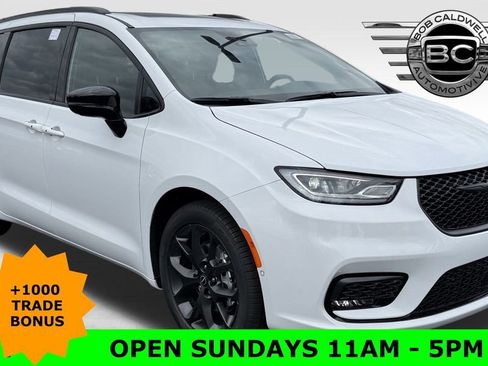 New 2026 Chrysler Pacifica Limited w/ Uconnect Theater Family Group image 1