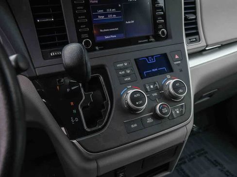 Used 2020 Toyota Sienna LE w/ Carpet Mat Package FWD image 21