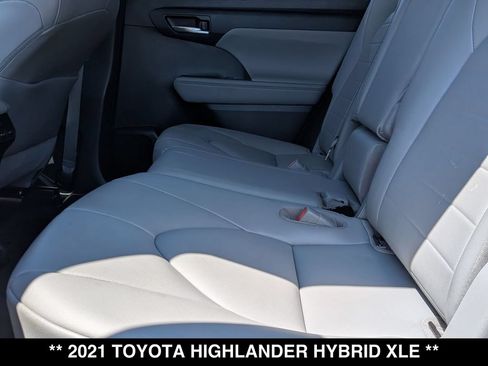 Used 2021 Toyota Highlander XLE AWD/4WD image 3