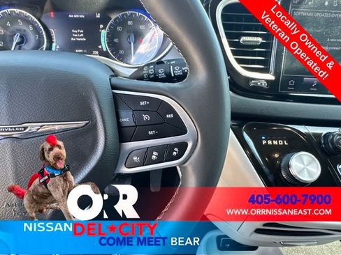 Used 2023 Chrysler Pacifica Touring-L FWD image 14