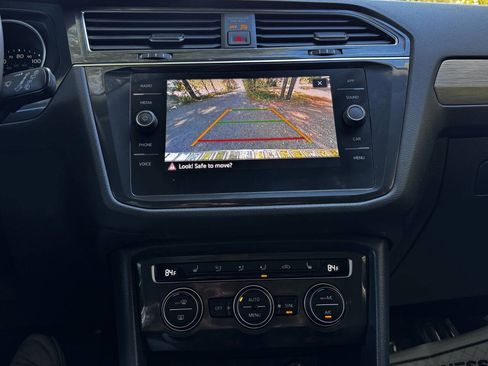 Used 2021 Volkswagen Tiguan SE w/ Panoramic Sunroof Package image 22