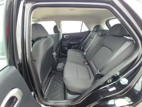 Used 2025 Hyundai Venue SE FWD image 11