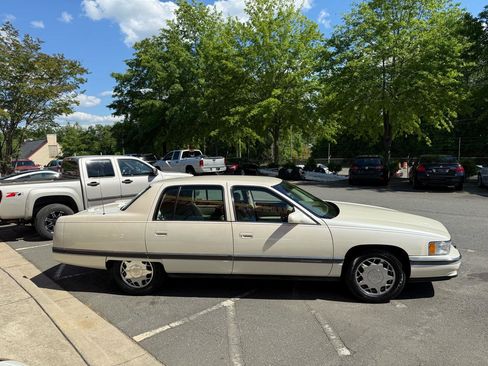 Used 1995 Cadillac De Ville Concours FWD image 4
