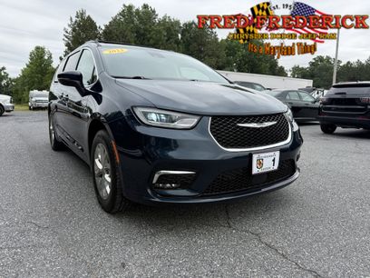 Used 2023 Chrysler Pacifica Touring-L