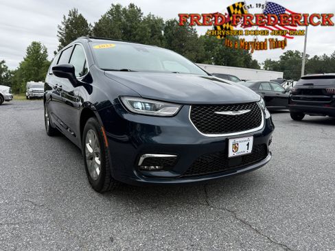 Used 2023 Chrysler Pacifica Touring-L AWD/4WD image 1