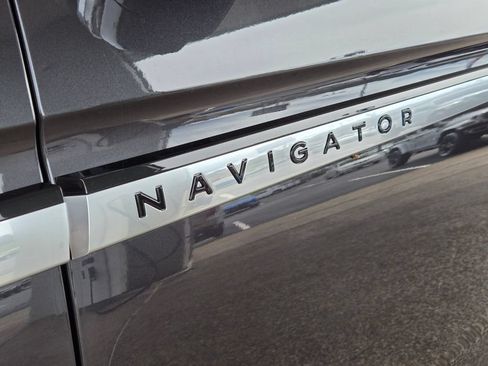 Used 2025 Lincoln Navigator Reserve AWD/4WD image 8