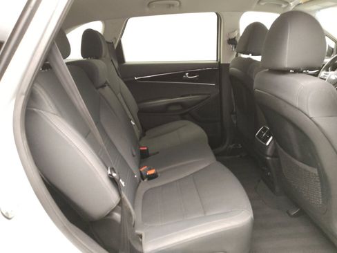 Used 2020 Kia Sorento LX image 19