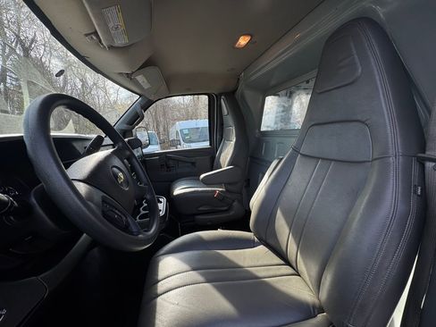 Used 2017 Chevrolet Express 2500 RWD image 18