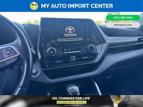 Used 2022 Toyota Highlander XLE AWD/4WD image 10