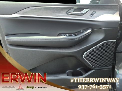 Used 2025 Jeep Grand Cherokee Limited w/ Luxury Tech Group II AWD/4WD image 10