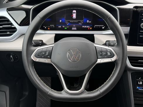 Used 2025 Volkswagen Taos SE image 14