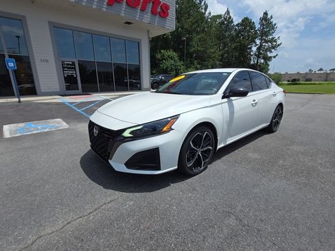 Used 2023 Nissan Altima 2.5 SR FWD image 2