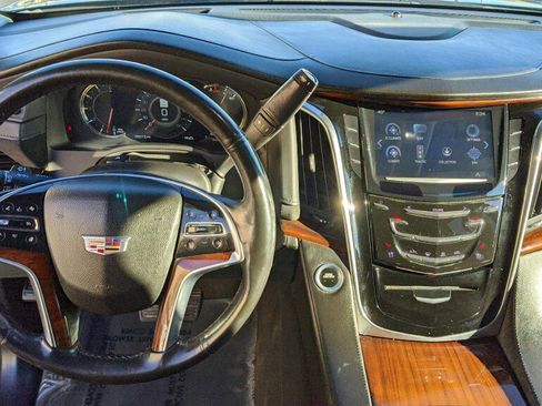 Used 2017 Cadillac Escalade ESV Luxury AWD/4WD image 14