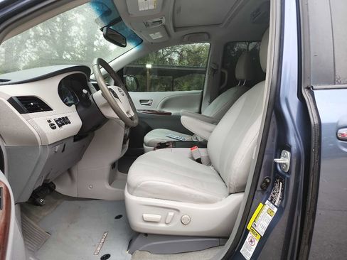 Used 2014 Toyota Sienna XLE image 13