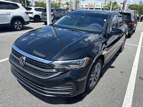 Used 2023 Volkswagen Jetta SE w/ Panoramic Sunroof Package FWD image 3