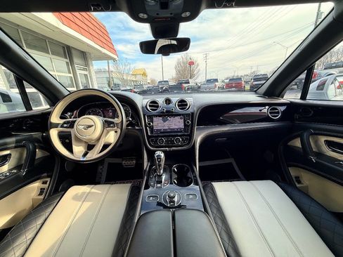Used 2019 Bentley Bentayga image 29