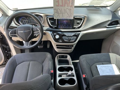 Used 2017 Chrysler Pacifica Touring FWD image 6