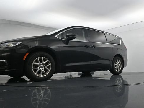 Used 2023 Chrysler Pacifica Touring-L FWD image 20