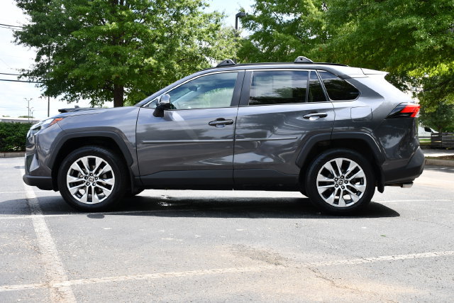 Used 2022 Toyota RAV4 XLE Premium AWD/4WD image 4