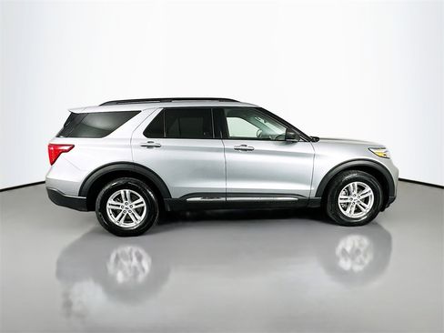 Used 2023 Ford Explorer XLT w/ Equipment Group 202A image 8
