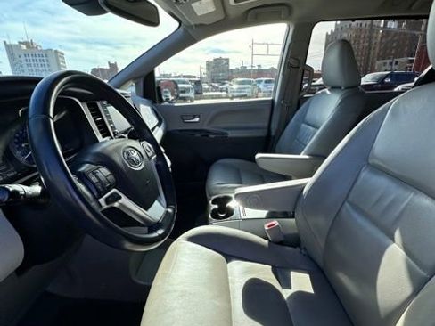 Used 2019 Toyota Sienna XLE w/ XLE Navigation Package image 22