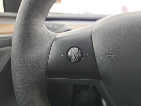 Used 2022 Tesla Model Y Long Range image 18