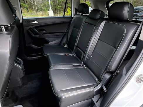 Used 2021 Volkswagen Tiguan SE w/ Panoramic Sunroof Package image 21