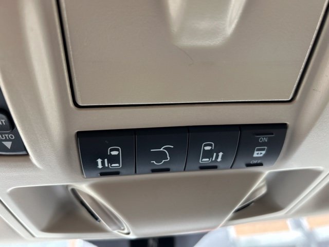 Used 2016 Chrysler Town & Country Touring-L FWD image 22