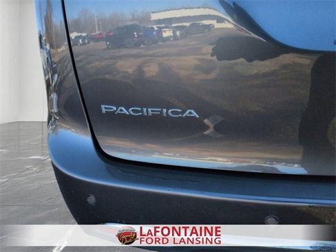 Used 2023 Chrysler Pacifica Touring-L image 19