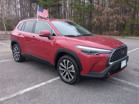 Used 2023 Toyota Corolla Cross XLE image 2