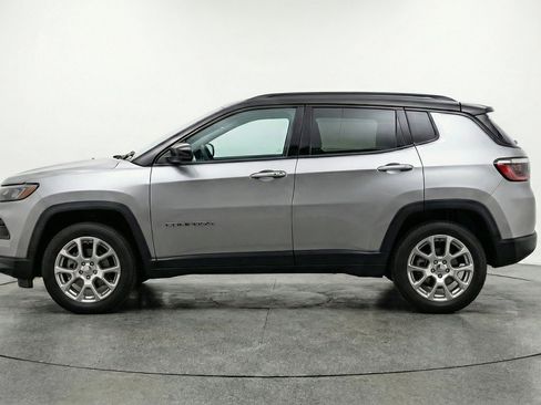 Used 2025 Jeep Compass Limited AWD/4WD image 5