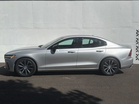Used 2022 Volvo S60 B5 Momentum AWD/4WD image 2