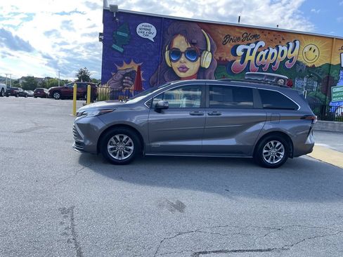 Used 2021 Toyota Sienna LE w/ LE Plus Package AWD/4WD image 2