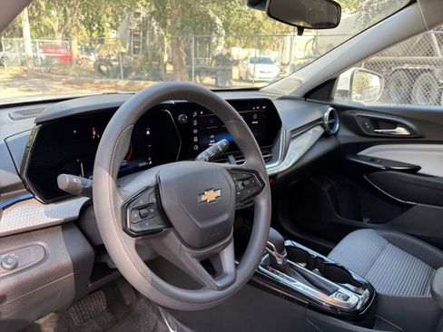 Used 2025 Chevrolet Trax LT image 28