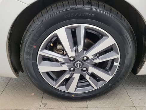 Used 2023 Nissan Versa SV FWD image 31