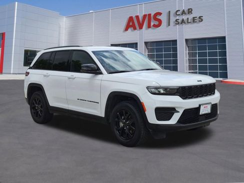 Used 2025 Jeep Grand Cherokee Altitude AWD/4WD image 3